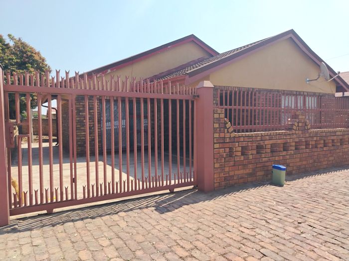 House for Sale in Mabopane Central: 2 Bedrooms, Open-plan Living, Spacious Yard.