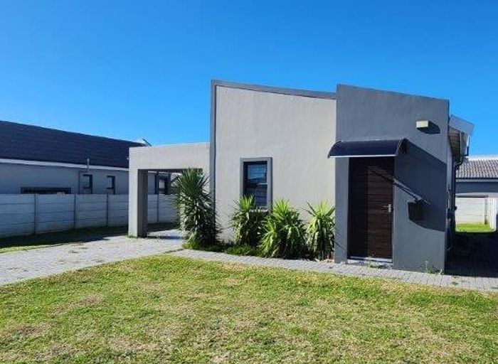 2-Bedroom Townhouse in Parsonsvlei For Sale with garden, braai, and parks.