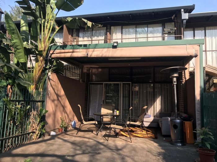 For Sale: Meyerspark Apartment with 3 Bedrooms, Pool, and Covered Parking.