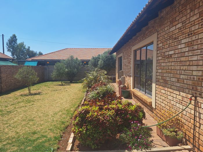 Riversdale Cluster For Sale: Private garden, garage, open plan living, retirement complex.