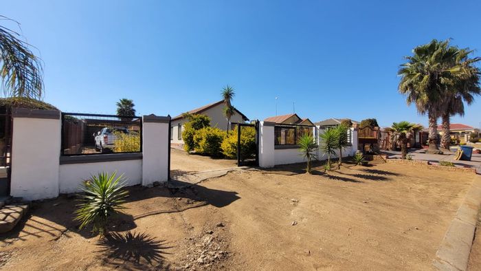3-bedroom house for sale in Soshanguve SS with double carport and prepaid electricity.