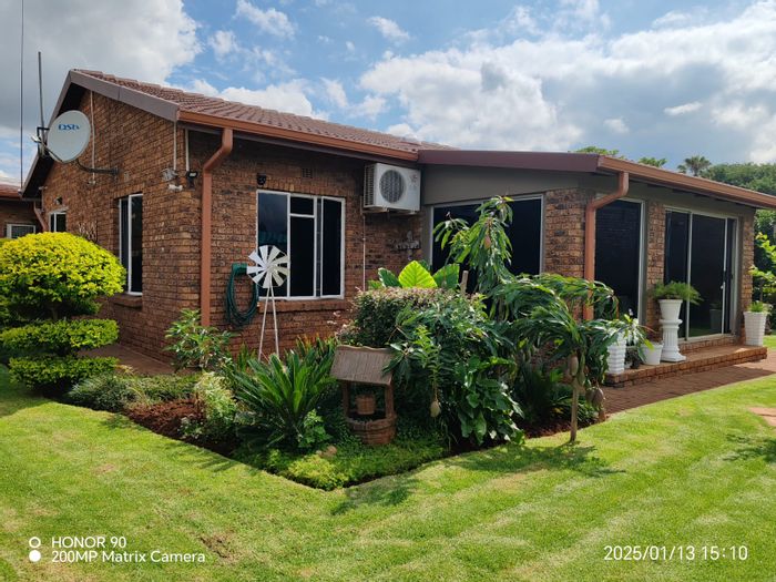 Spacious house in Mooinooi Central for sale, includes flatlet and ample parking.