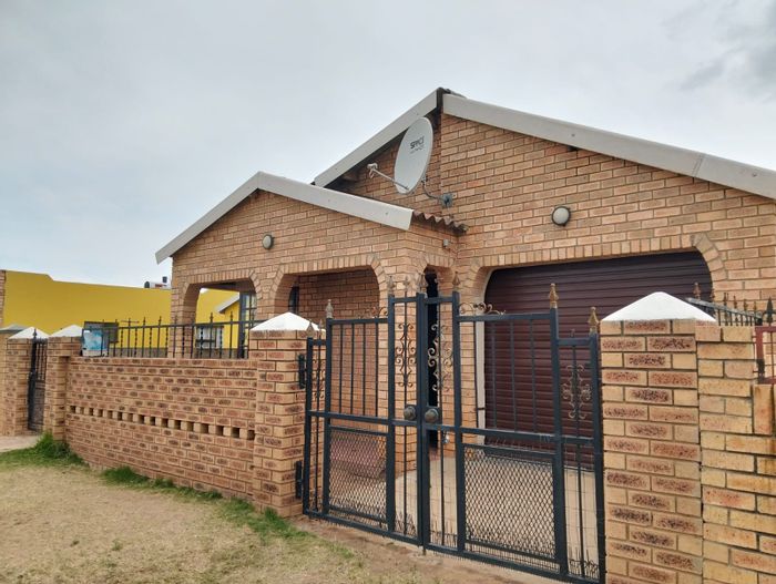 For Sale: 3-Bedroom House in Motherwell Nu 2 with garden and garage.