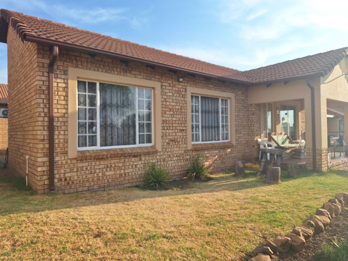 Townhouse To Rent in Sasolburg Ext 11: 2 beds, patio, enclosed yard, secure parking.