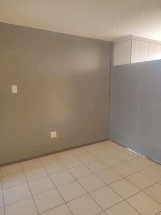 Flat for Sale in Sunnyside: Bachelor unit near transport, mall, and university.