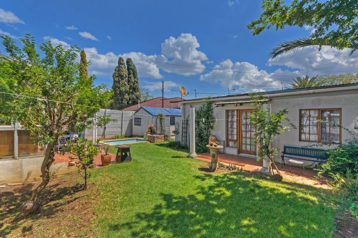 For Sale: House in Orange Grove with pool, cottage, flatlet, and study.