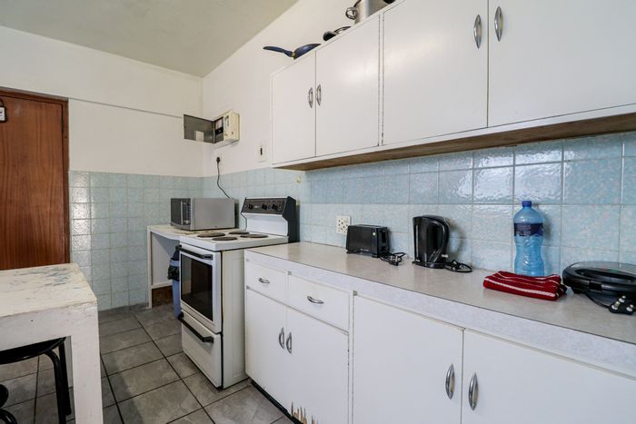 Humewood Apartment To Rent: Shared spaces, close to beaches and amenities.