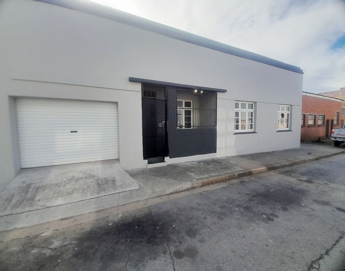 North End Apartment To Rent: 1 Bedroom, communal bathrooms, street parking available.