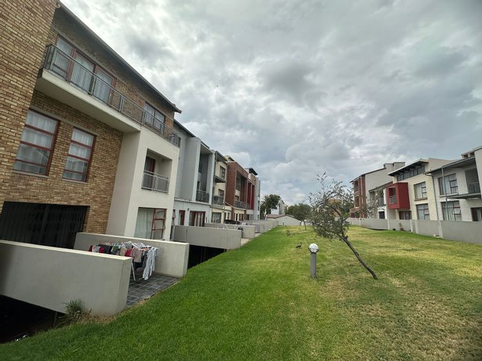Charming 2-Bedroom Apartment for Sale in Midridge Park with Security and Carport.