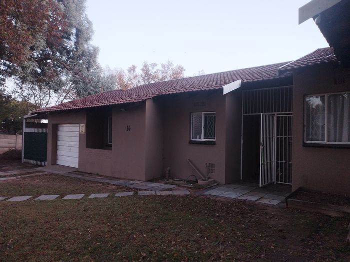 3-Bedroom House to Rent in Sasolburg Ext 11 with large yard and garage.