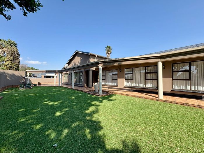 For Sale: Spacious Dalpark house with pool, bar, and ample parking.