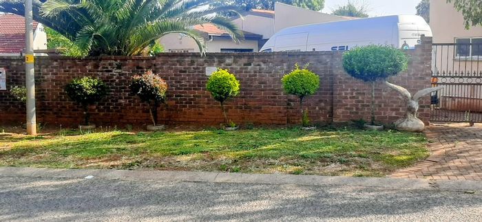 Versatile 5-Bedroom House with Office and Pool – Birchleigh, For Sale