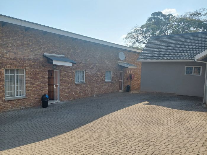 2 Bedroom Apartment To Rent in Nelspruit Ext 2 with Carport and Open Plan Living.