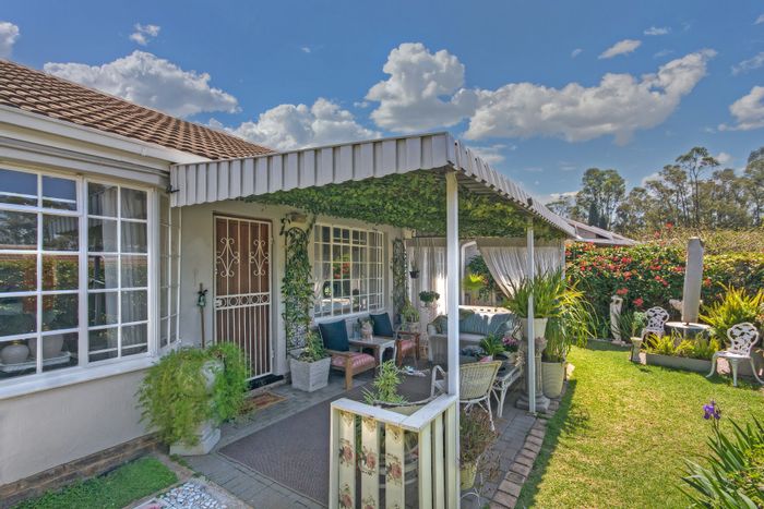 Bryanston Townhouse For Sale: 2-bed simplex with private garden and garage.