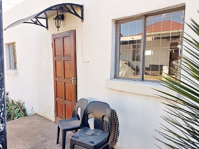 Cottage To Rent in Hurst Hill: 1 bed, parking for 2, near amenities.