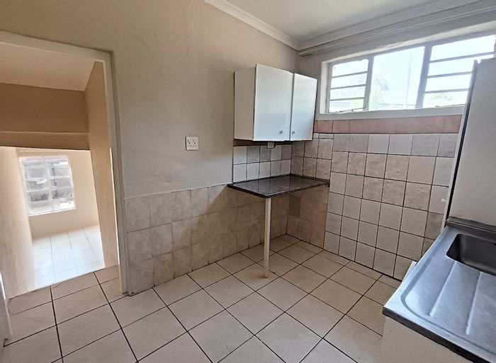 Cottage To Rent in Hurst Hill: Communal garden, secure parking, ideal for students.