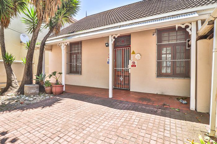 For Sale: House in Port Elizabeth Central with 10 student beds and flatlets.