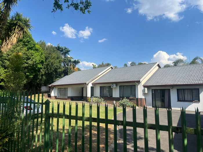 Gallo Manor House To Rent: 4 bedrooms, security, garage, optional furnishings.