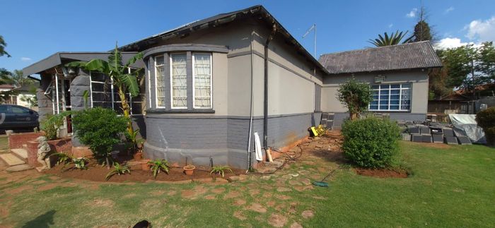 For Sale: House in Brakpan Central with 5 bedrooms, solar system, and ample space.