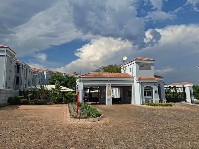 Northcliff Apartment For Sale: 2 Bedrooms, Pool, Security, Ideal Investment Opportunity.