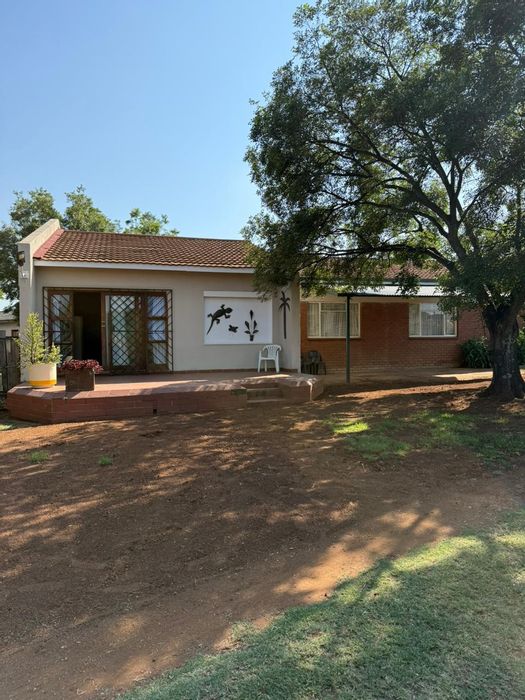 Family house to rent in Mooinooi Central with parking and en-suite room.