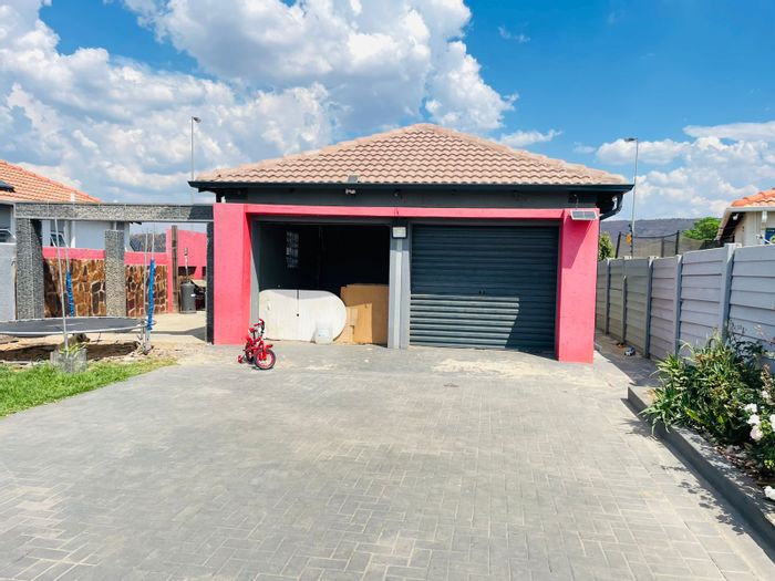 For Sale: House in Kirkney with 3 bedrooms, double garage, and 24-hour security.