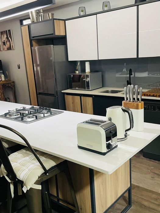 For Sale: 2-Bedroom Apartment in Menlo Park with gym, security, and shuttle service.