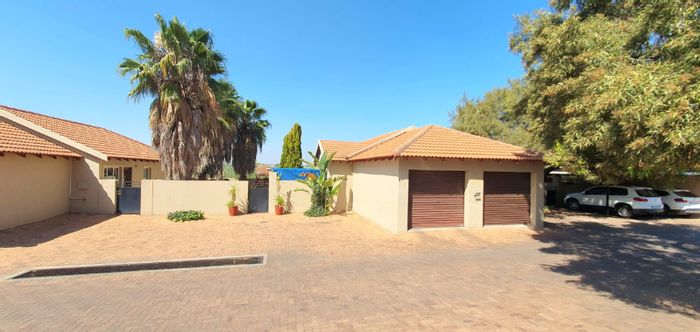 North Riding Townhouse For Sale: 3 beds, pet-friendly garden, 24-hour security.