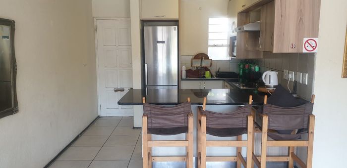 Top-floor 2-bed apartment in Benmore Gardens, near shopping and transport options.