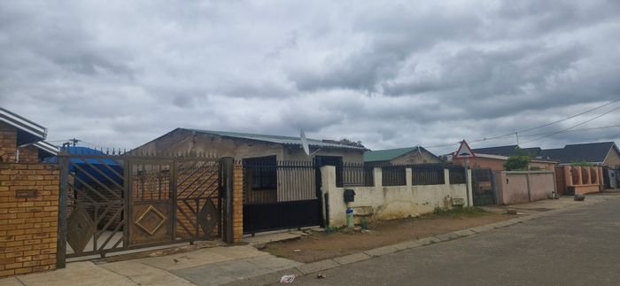 For Sale: 4-bedroom house in Mamelodi East, spacious yard, near amenities.