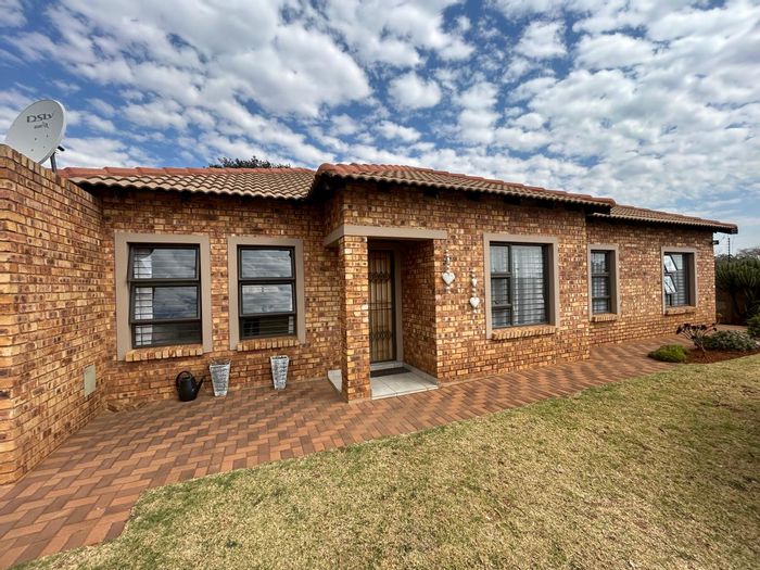 For Sale: Kenleaf Cluster with 3 Bedrooms, Private Garden, and Secure Complex.