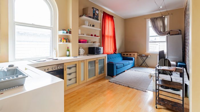 1-Bedroom Apartment For Sale in Cape Town City Centre, near restaurants and galleries.