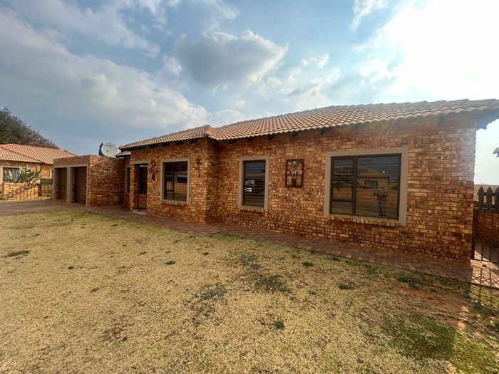 For Sale: Kenleaf Cluster with 3 Bedrooms, 2 Bathrooms, and Private Garden.