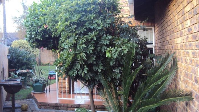 Aston Manor House To Rent: 3 bedrooms, double garage, secure with prepaid electricity.