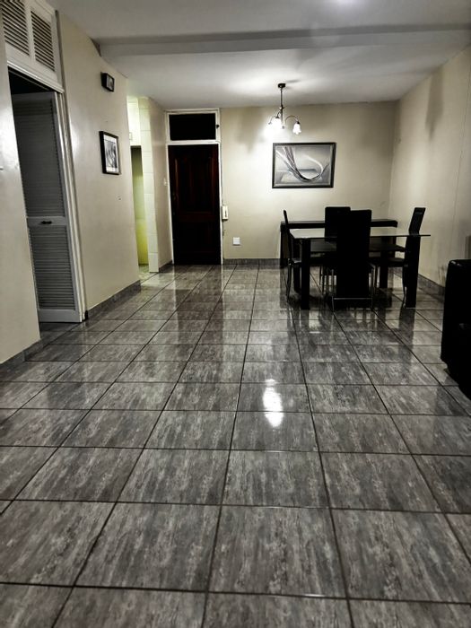 Killarney Apartment To Rent: Large 1-bedroom, balcony, sunroom, secure location.