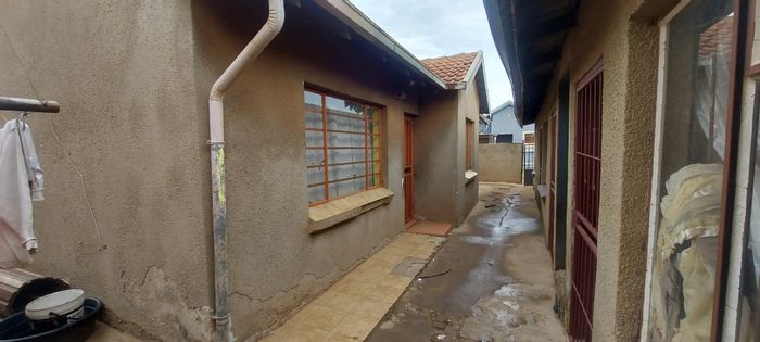 For Sale: House in Commercia, 5 beds, 2 baths, rental income R10,500/month.