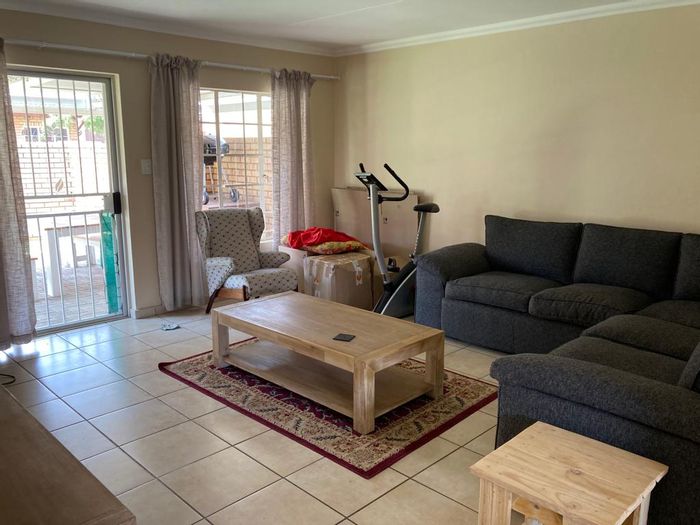 Townhouse To Rent in Equestria: 3 beds, pool, security, private garden, garage.