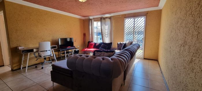 2-Bedroom Apartment in Lyndhurst For Sale, near schools and shopping amenities.