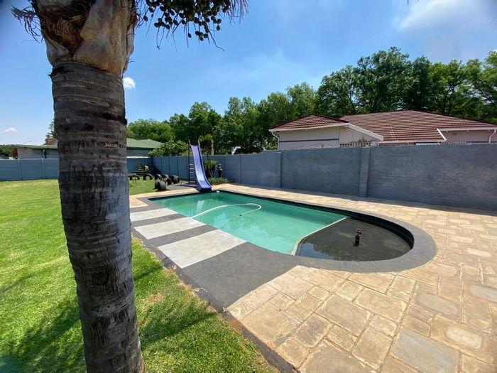 Dalview House For Sale: 3 Bedrooms, Pool, Braai Area, Double Garage, Bachelor Flat.