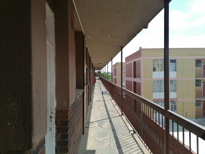 1-Bedroom Flat For Sale in Kempton Park Central, Secure Complex, Close to Amenities.