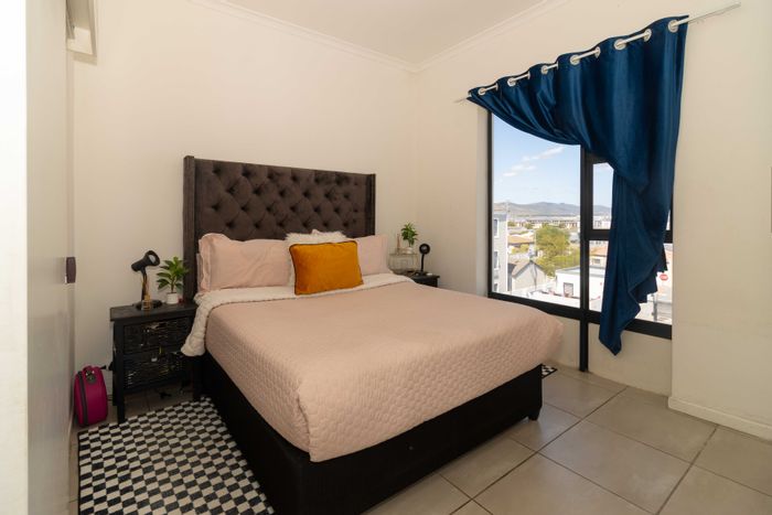 For Sale: 2-Bedroom Apartment in Parklands with Pool, Balcony, and Great Security.