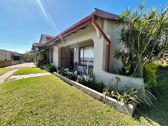 House for Sale in Tinley Manor: 4 Bedrooms, Walk to Beach, Spacious Garden.