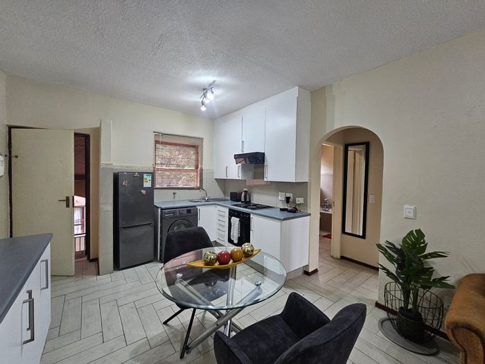 Lonehill Apartment To Rent: 1 bed, balcony, pools, clubhouse, 24-hour security.