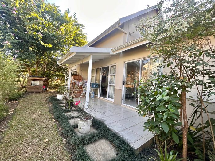 Townhouse for Sale in Ballito Central: 3 beds, pool, pet-friendly, close to amenities.