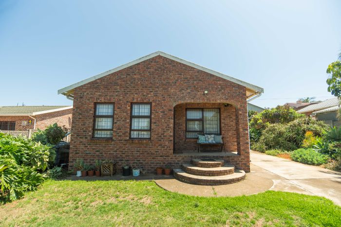 For Sale: House in Scheepershoogte with 3 bedrooms, double garage, and enclosed garden.