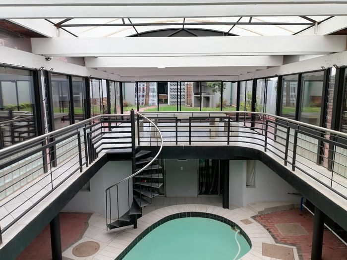 14-bedroom house in Hatfield for sale, features pool, parking, and potential student accommodation.