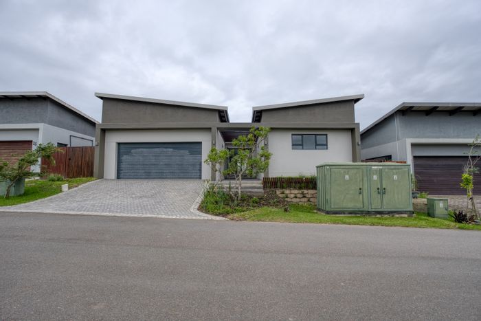 For Sale: House in Palm Lakes Estate with pool, garden, and 24/7 security.