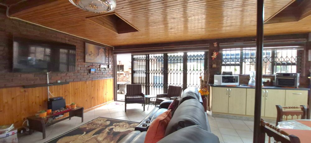 Flatlet Lounge and Side Entrance