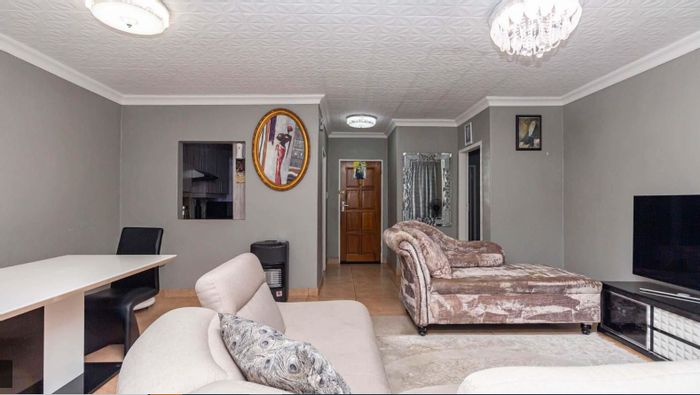 2-Bedroom Apartment For Sale in Lyndhurst with Ground Floor Access and Parking.