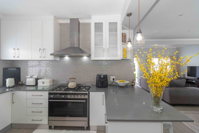 House to Rent in Sandown: 3 bedrooms, private garden, double garage, fibre-ready.